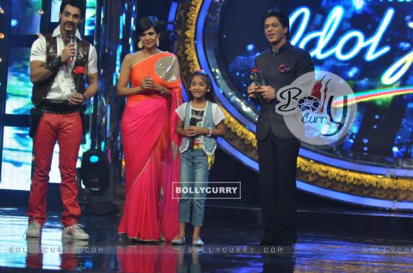 Shah Rukh Khan at Film Chennai Express Promotion at Indian Idol Junior Set