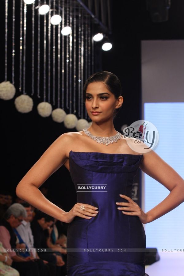 Sonam Kapoor inaugurates IIJW 2013