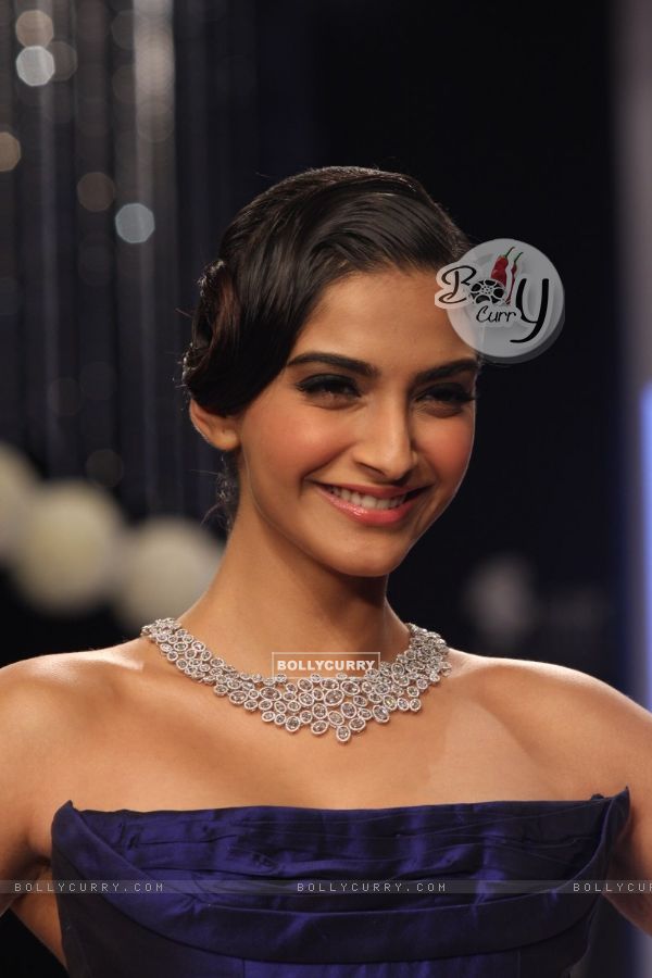 Sonam Kapoor inaugurates IIJW 2013