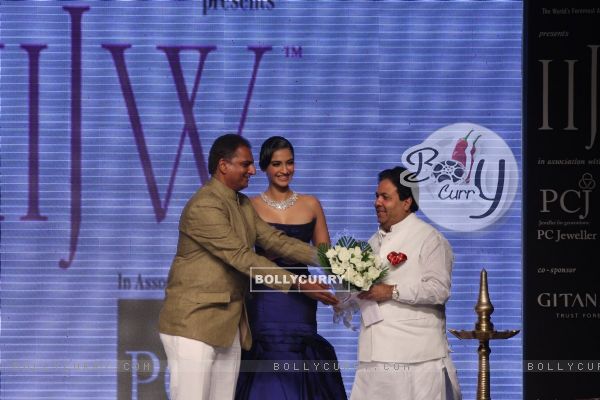 Sonam Kapoor inaugurates IIJW 2013