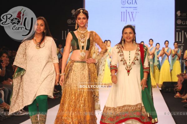 Aditi Rao Hydari showstopper at IIJW 2013