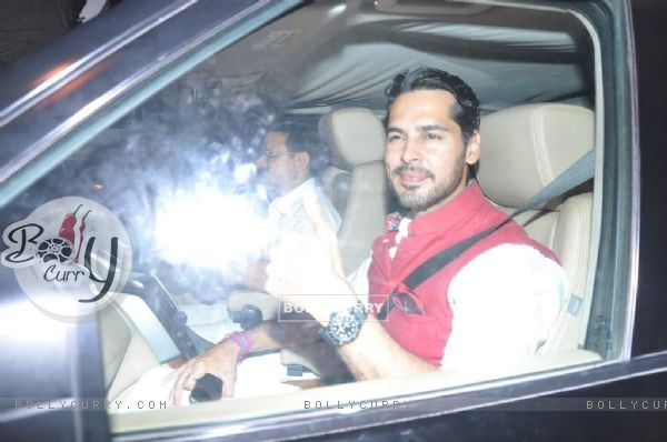 Dino Morea arrives at Shahrukh Khan's Grand Eid Party at Mannat