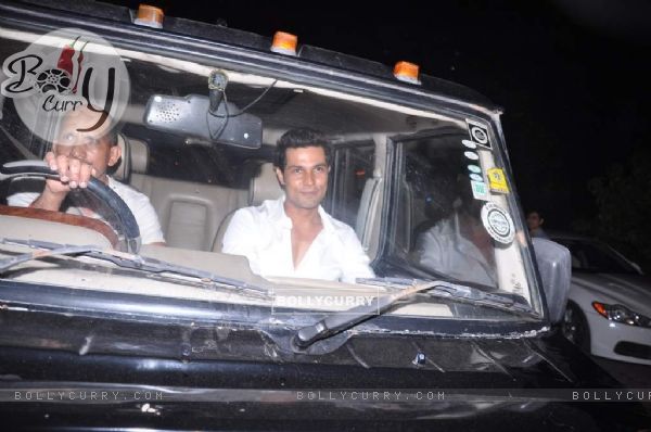 Randeep Hooda arrives at Shahrukh Khan's Grand Eid Party at actors residence Mannat
