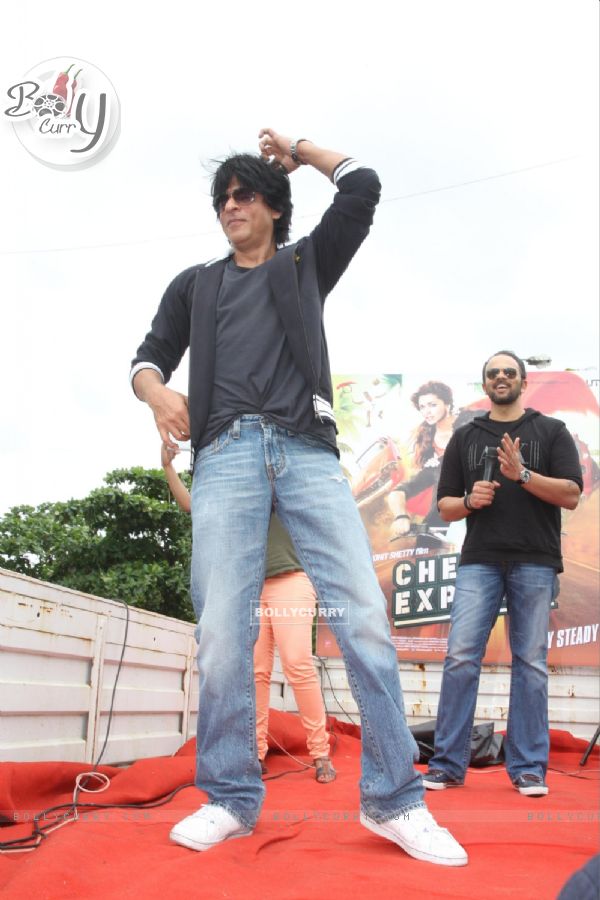 Shahrukh Khan shakes a leg while Rohit Shetty watchs on.