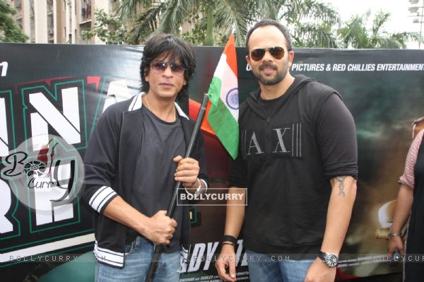 Shahrukh Khan and Rohit Shetty hold the Tri-color at Big Cinemas