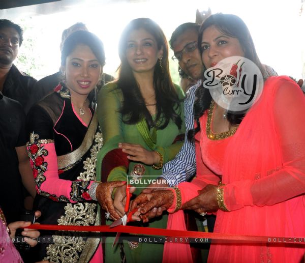 Raveena Tandon inaugurates a jewellery showroom