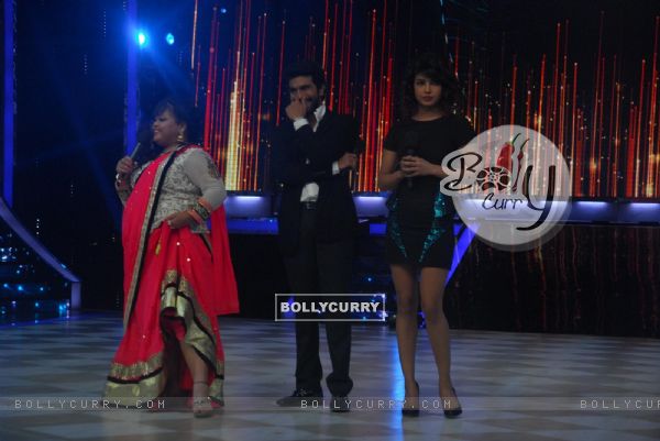 Bharti performs a gig at Jhalak Dikhhla Jaa while Ram Charan and Priyanka Chopra laugh along