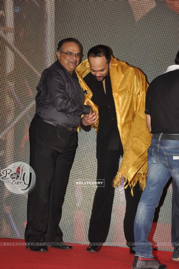 Rohit Shetty was felicitated with a golden shawl at theChennai Express success party (292800)