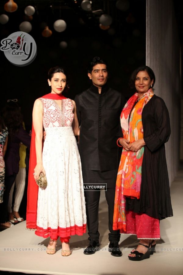 Manish Malhotra with Karisma Kapur and Shabana Azmi at LFW 2013