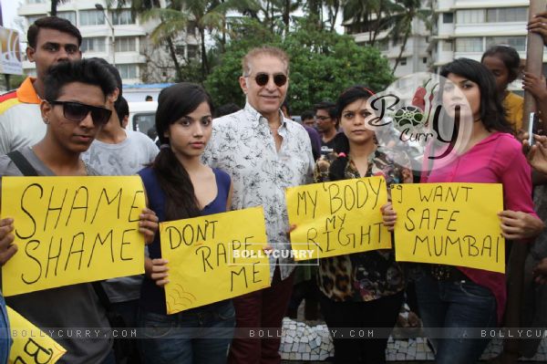Aparna Bajpai, Reshma D'souza and Dalip Tahil Protest against rape case with posters