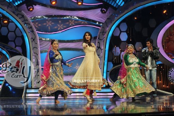 Vani dances with the contestants on DID Super Moms (293516)