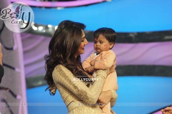 Vani plays with Sharddha's kid on DID Super Moms (293517)