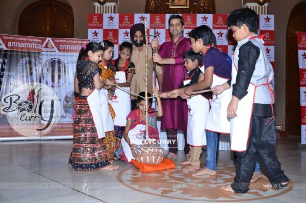 Chef Vikas Khanna,Chef Kunal Kapoor,Chef Jolly with the contestants preparing makhan for Lord Krishn