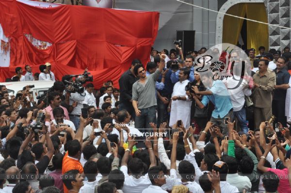 Shahrukh Khan cheers the crowd at the Dahi Handi celebrations