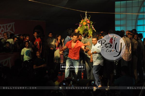 Hrithik Roshan performs for his fans at Dahi Handi celebrations