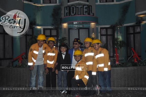 Shahrukh Khan poses with his team of fire fighters