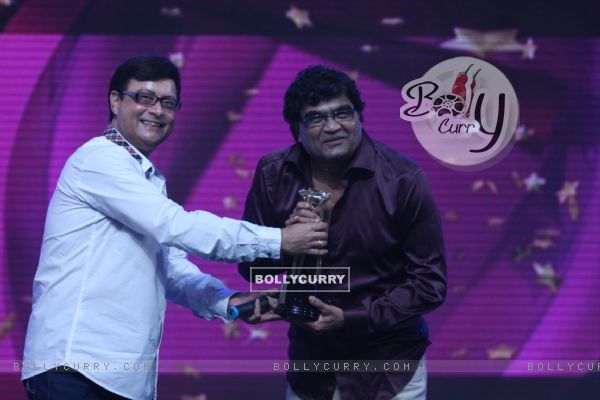 Sachin Pilgaonkar presents Life Time Achievement Award to Ashok Saraf