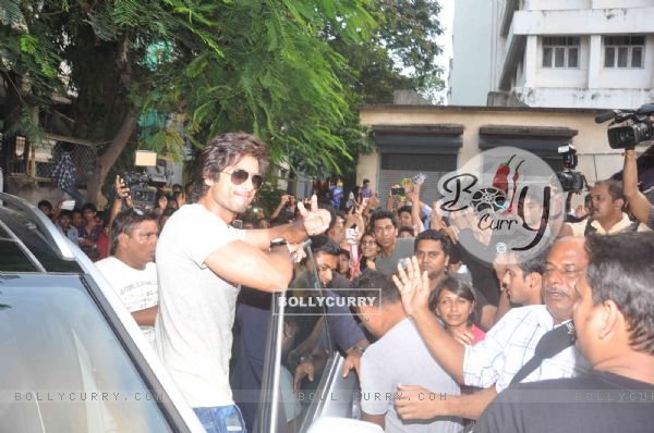 Shahid Kapoor waves out to his fans at Enigma 2013