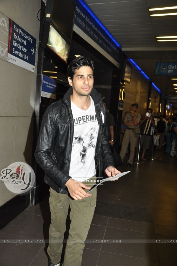 Siddharth Malhotra was at Mumbai Airport leaving for SAIFTA