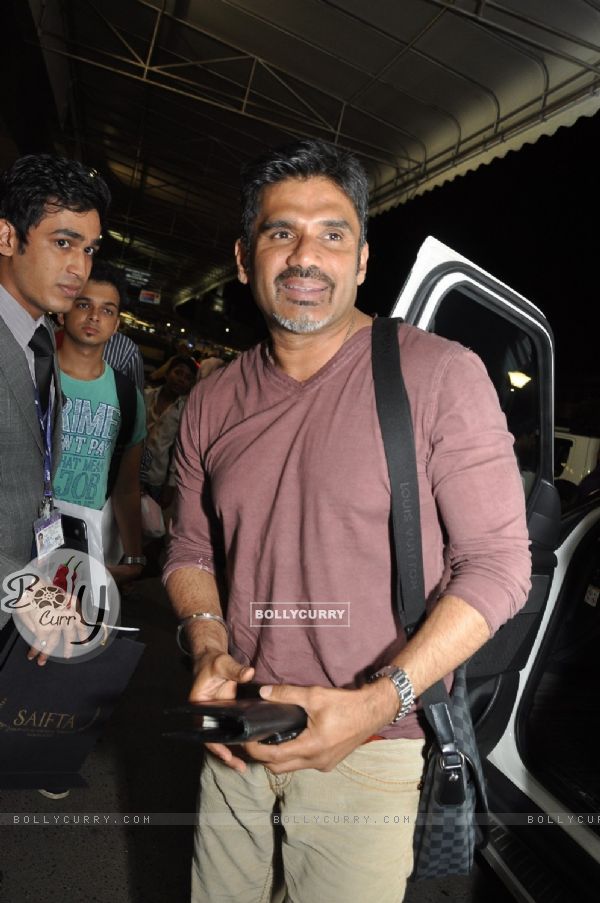 Suniel Shetty was seen at Mumbai Airport leaving for SAIFTA