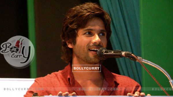 Shahid Kapoor addresses the students at the launch of Times Green Ganesha Campaign (294895)