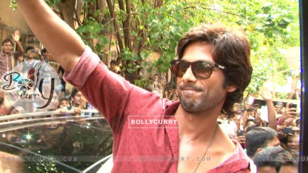 Shahid Kapoor waves out to his fans at Lala Lajpat Rai College (294898)