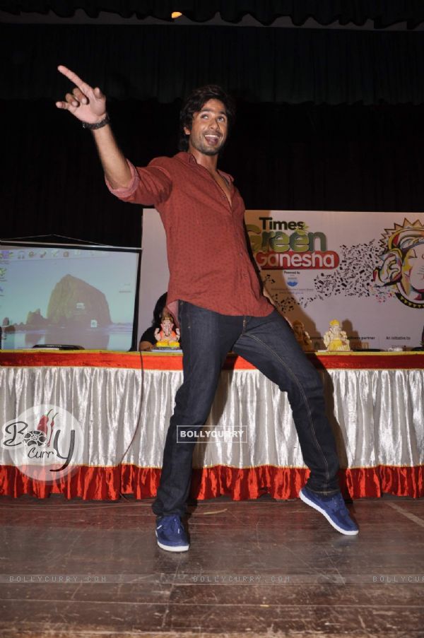 Shahid Kapoor performs during the launch of Times Green Ganesha Campaign (294899)