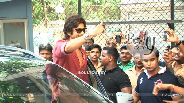Shahid Kapoor waves out to his fans at Lala Lajpat Rai College (294900)