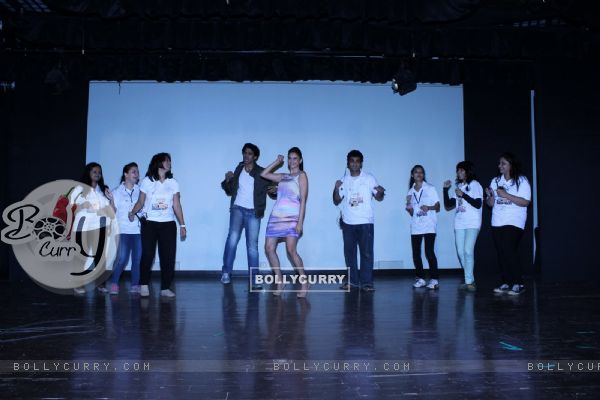 Aditi Rao Hydari & Shiv Pandit perform with the students at Mithibai College (295105)