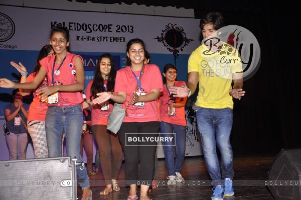 Shahid Kapoor performs with the students at Kaleidoscope 2013 (295385)