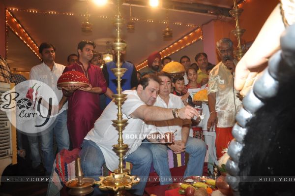Randhir Kapoor and Rajiv Kapoor offer the pooja to Lord Ganesha