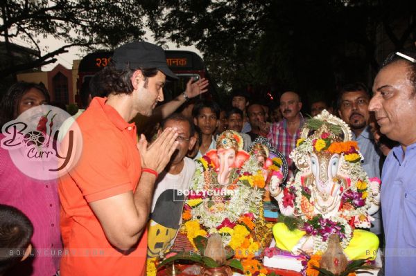 Hrithik Roshan seeks blessings from Lord Ganesha