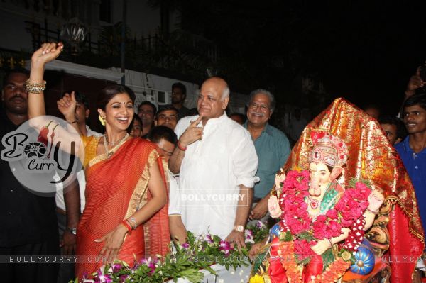 Shilpa Shetty dances during Ganpati Visarjan