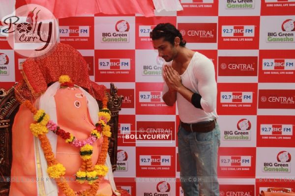 Prateik Babbar seeks blessings from the Big Green Ganesha