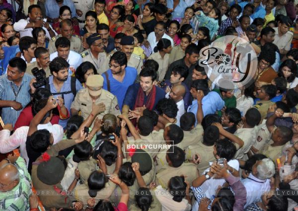 The crowd goes crazy as Ranbir Kapoor visits LALBAGHCHA RAJA