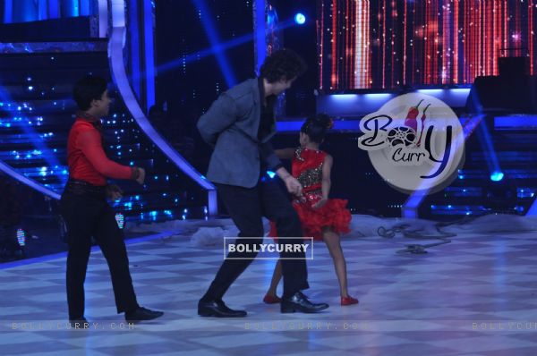 Hrithik performs with Sonali on Jhalak Dikhhla Jaa Super Finale (295742)
