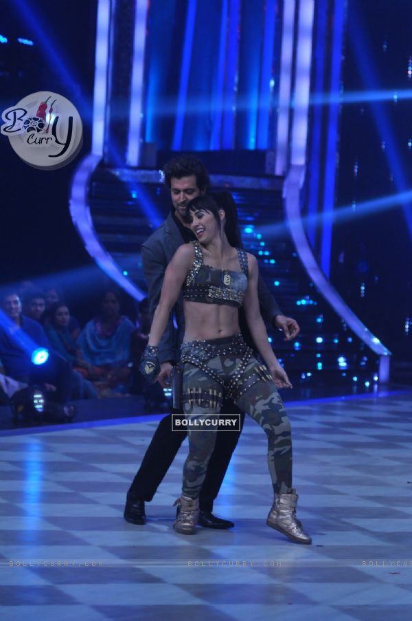 Hrithik performs with Lauren on Jhalak Dikhhla Jaa Super Finale (295744)