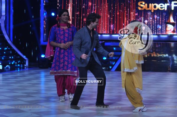 Hrithik performs with Sunil Grover and Ali Asgar on Jhalak Dikhhla Jaa Super Finale (295752)