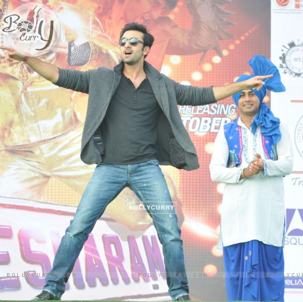 Ranbir Kapoor performs at the Promotion of his film Besharam (295842)