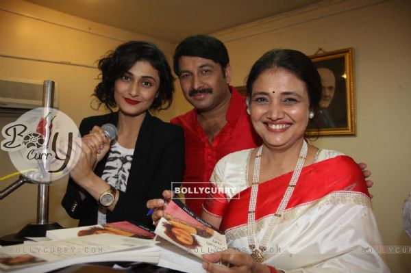 Ragini, Manoj Tiwari and Kamini Khanna at the Launch of the book