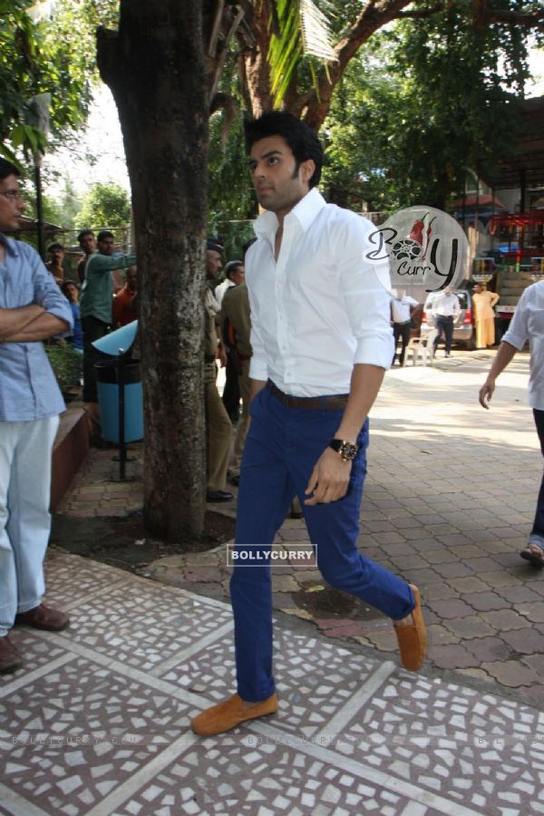 Manish Paul was seen at the prayer meet of Madhuri Dixit's father
