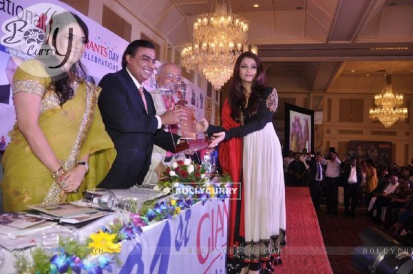 Aishwarya Rai Bachchan felicitated at the Giants Awards