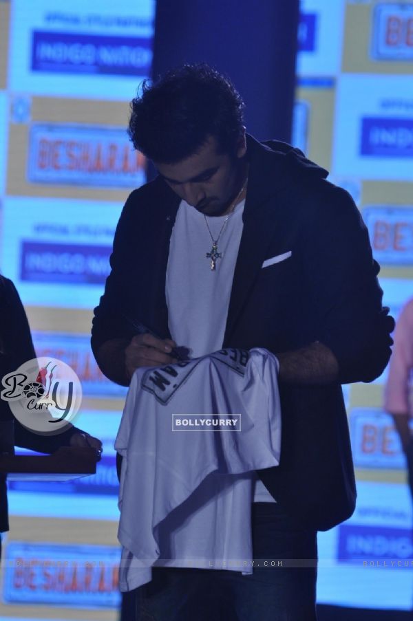 Ranbir Kapoor autographs the T-shirt at the event