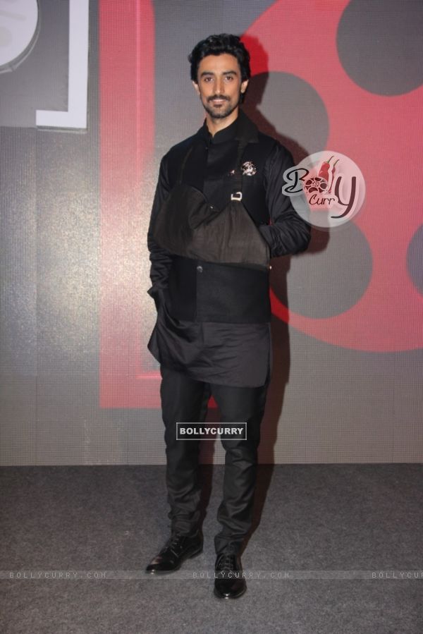 Kunal Kapoor was seen with a hand injury at the closing ceremony of the 4th Jagran Film Festival