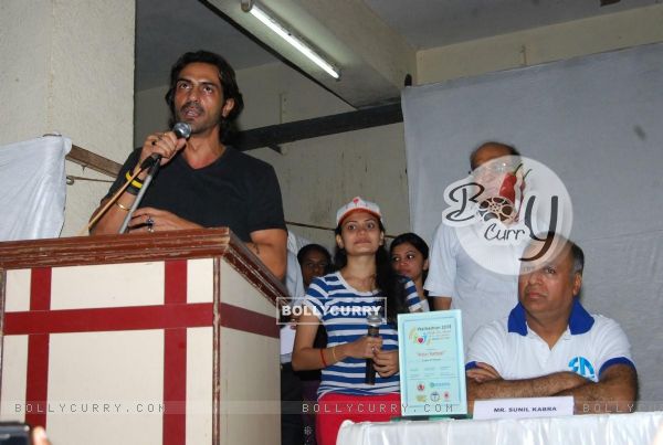 Arjun Rampal addresses the Walkathon 2013