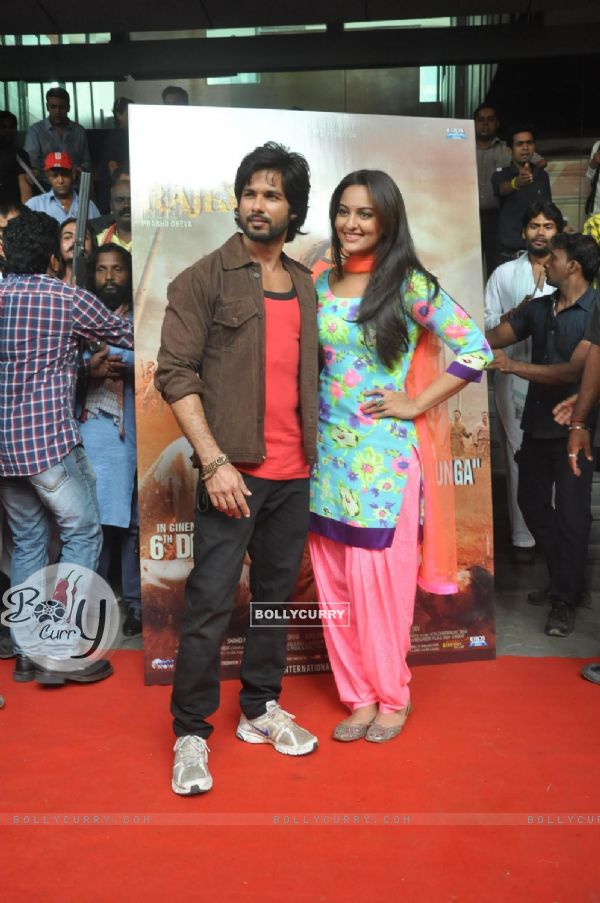 Shahid Kapoor & Sonakshi Sinha at the theatrical trailer release of the film R...Rajkumar (297922)
