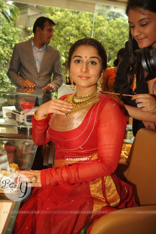 Vidya Balan tries on a jewellery piece at Ranka Jewellers Showroom