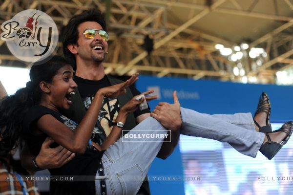 Hrihik Roshan lifts a fan at the launch of Krrish 3 game (298816)