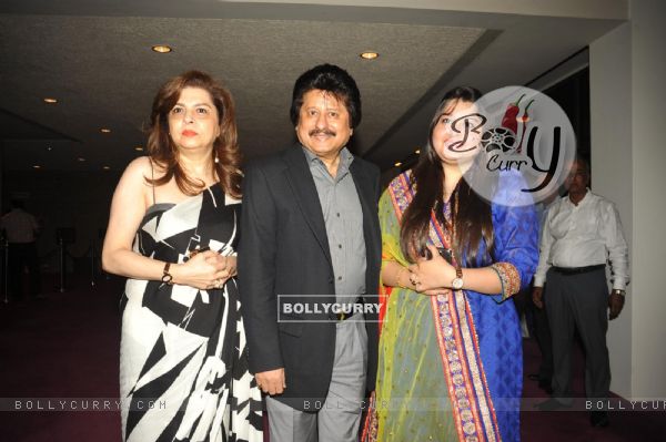 Pankaj Udhas with his wife Farida and daughter Reva during Dr. Batra's Positive Health Awards 2013