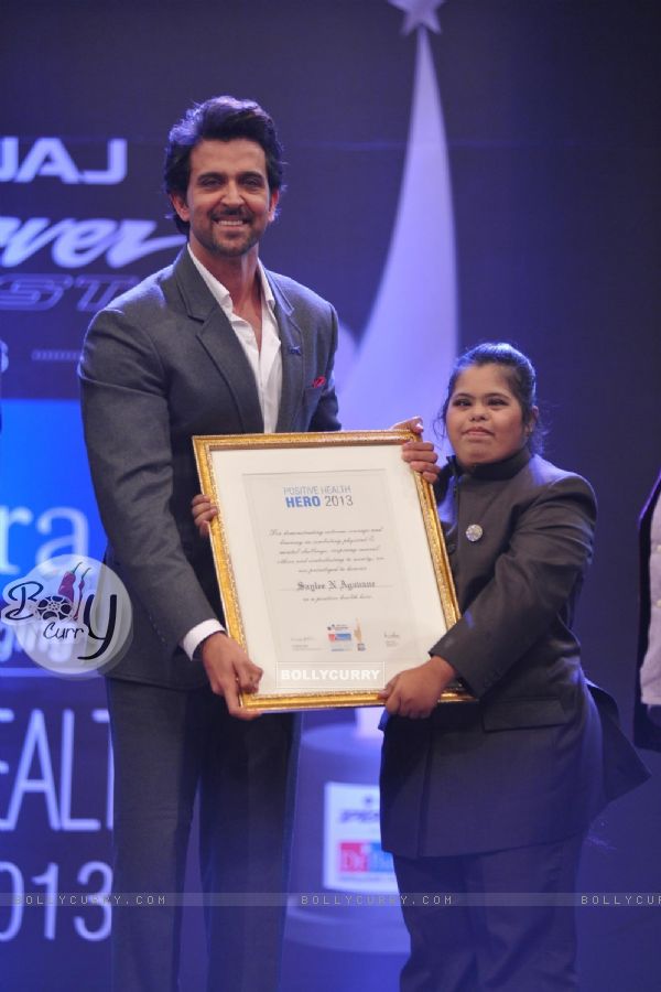 Hrithik Roshan felicitates an achiever at Dr. Batra's Positive Health Awards 2013